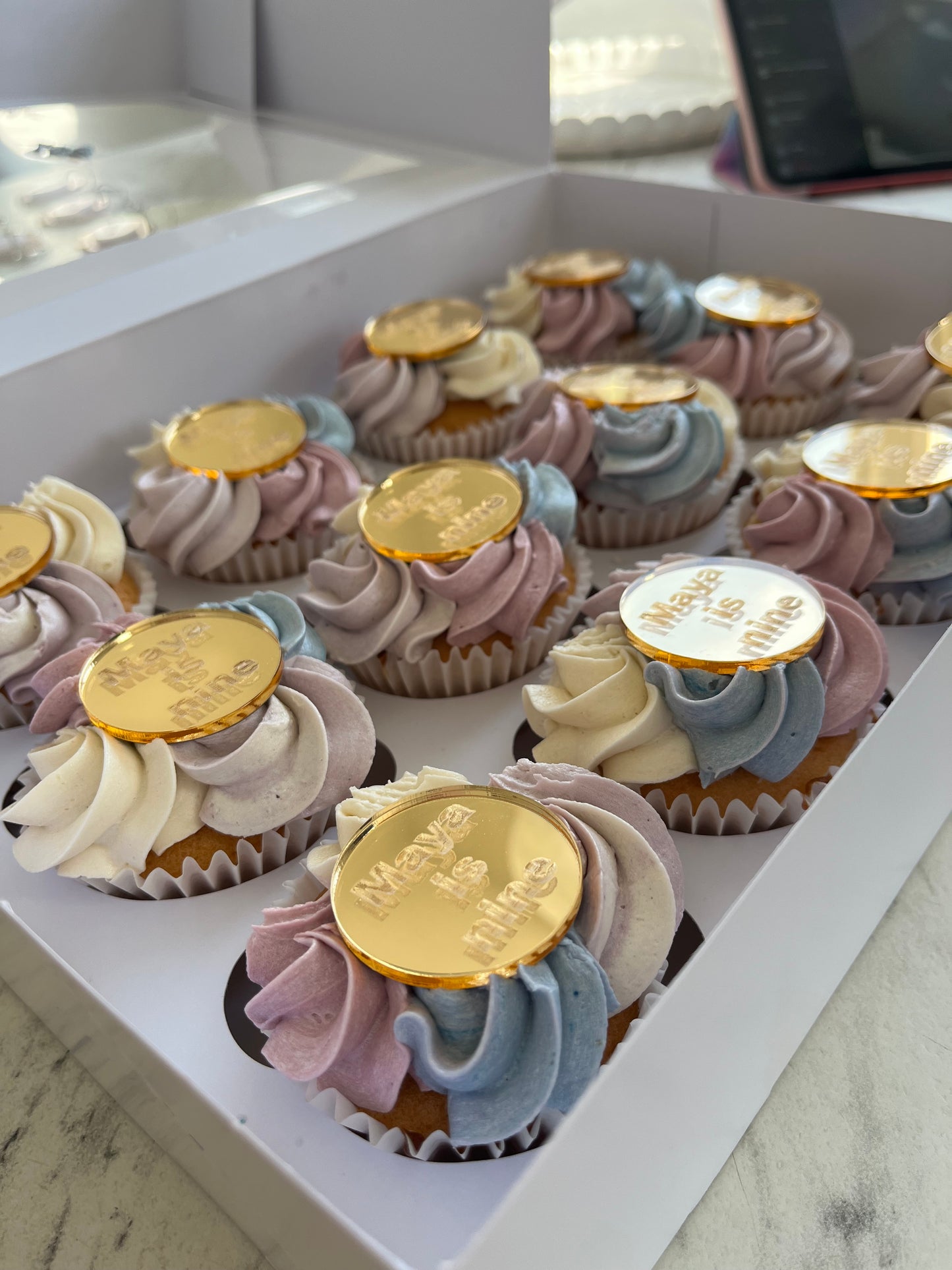 Engraved cake disc