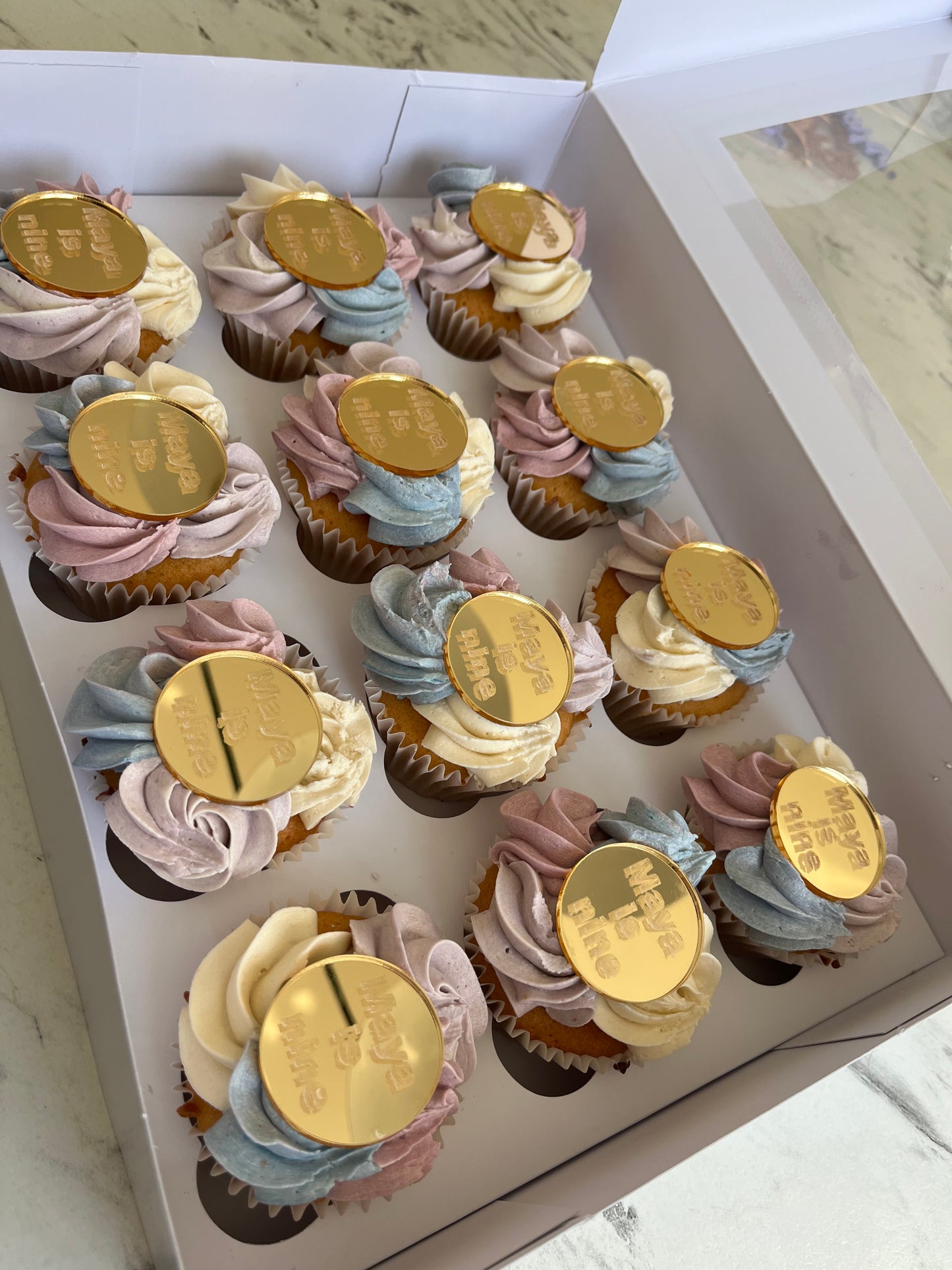 Engraved cake disc
