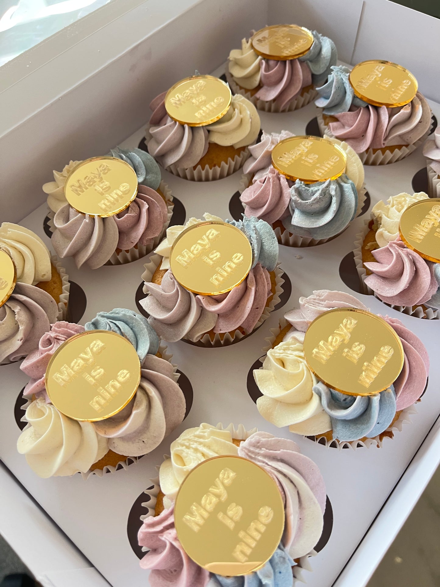 Engraved cake disc